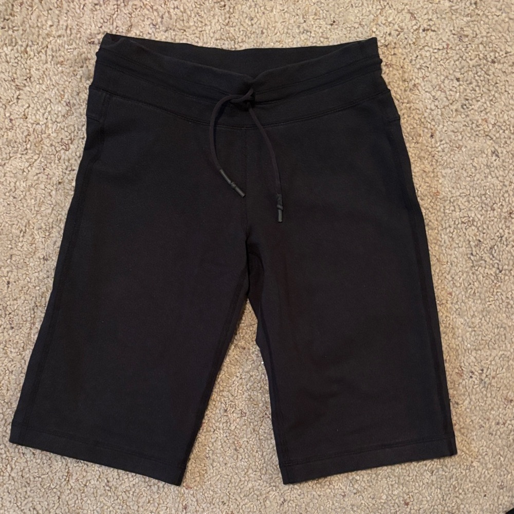 Lululemon athletic Bermuda shorts size 4